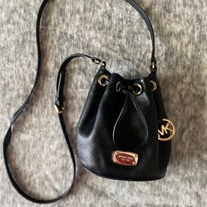 black michael kors crossbody bag